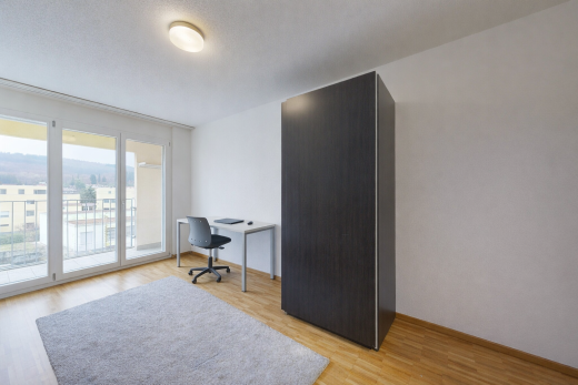 büro mit inside property, natürliches licht, natural light, holzfußboden, und wood finish floor