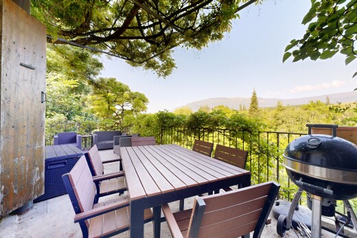terrasse mit essbereich im freien, from property, grill, day time, und mountain view