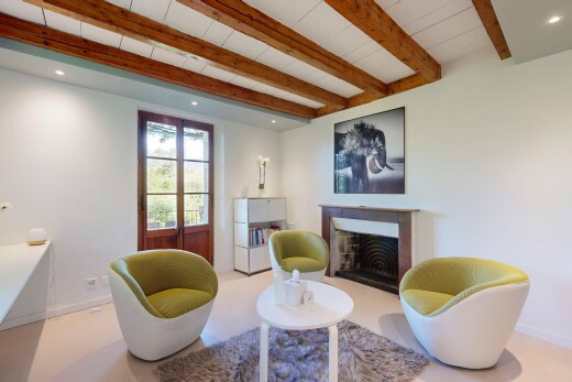 wohnzimmer mit inside property, natürliches licht, natural light, balkendecke, und beamed ceiling