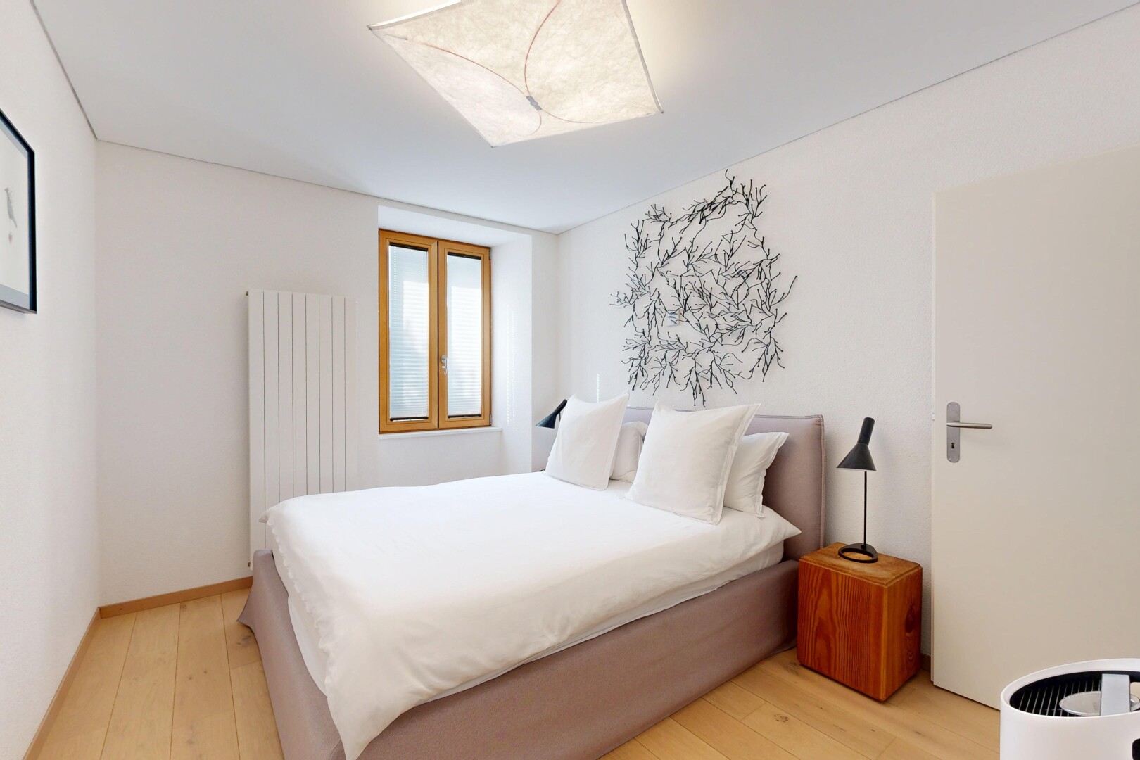chambre avec radiateur, cloison sèche, drywall, sol en finition bois, et wood finish floor