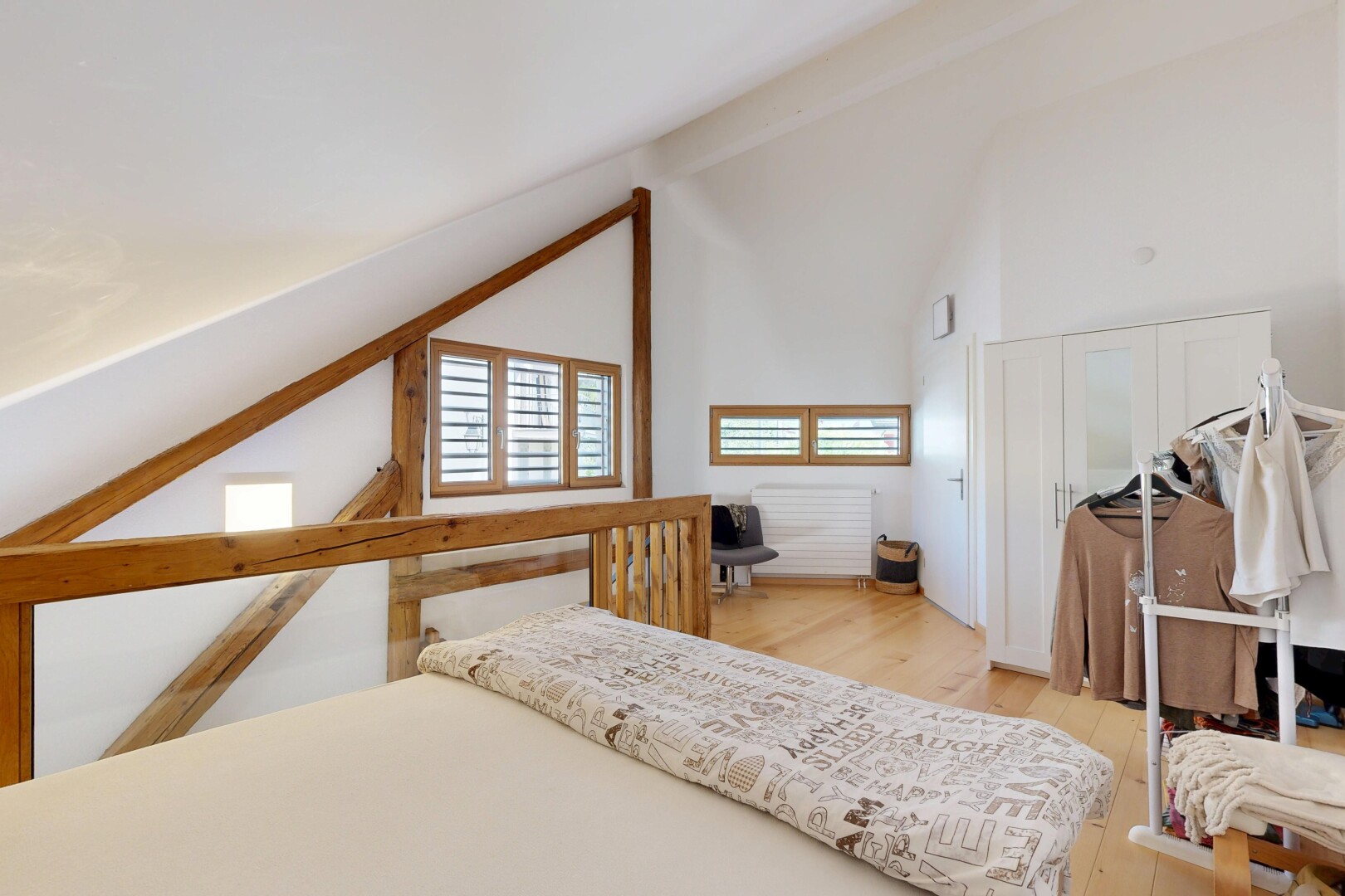 chambre avec plafond voûté, vaulted ceiling, plafond haut, high ceiling, et plafond à poutres