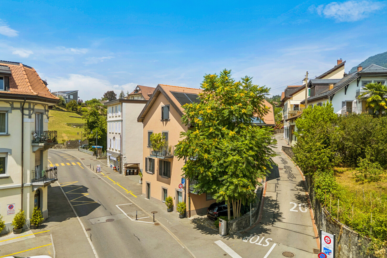 façade avec drone view et day time