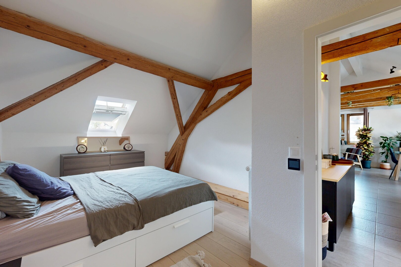 chambre avec puits de lumière, beamed ceiling, plafond à poutres, vaulted ceiling, et plafond voûté