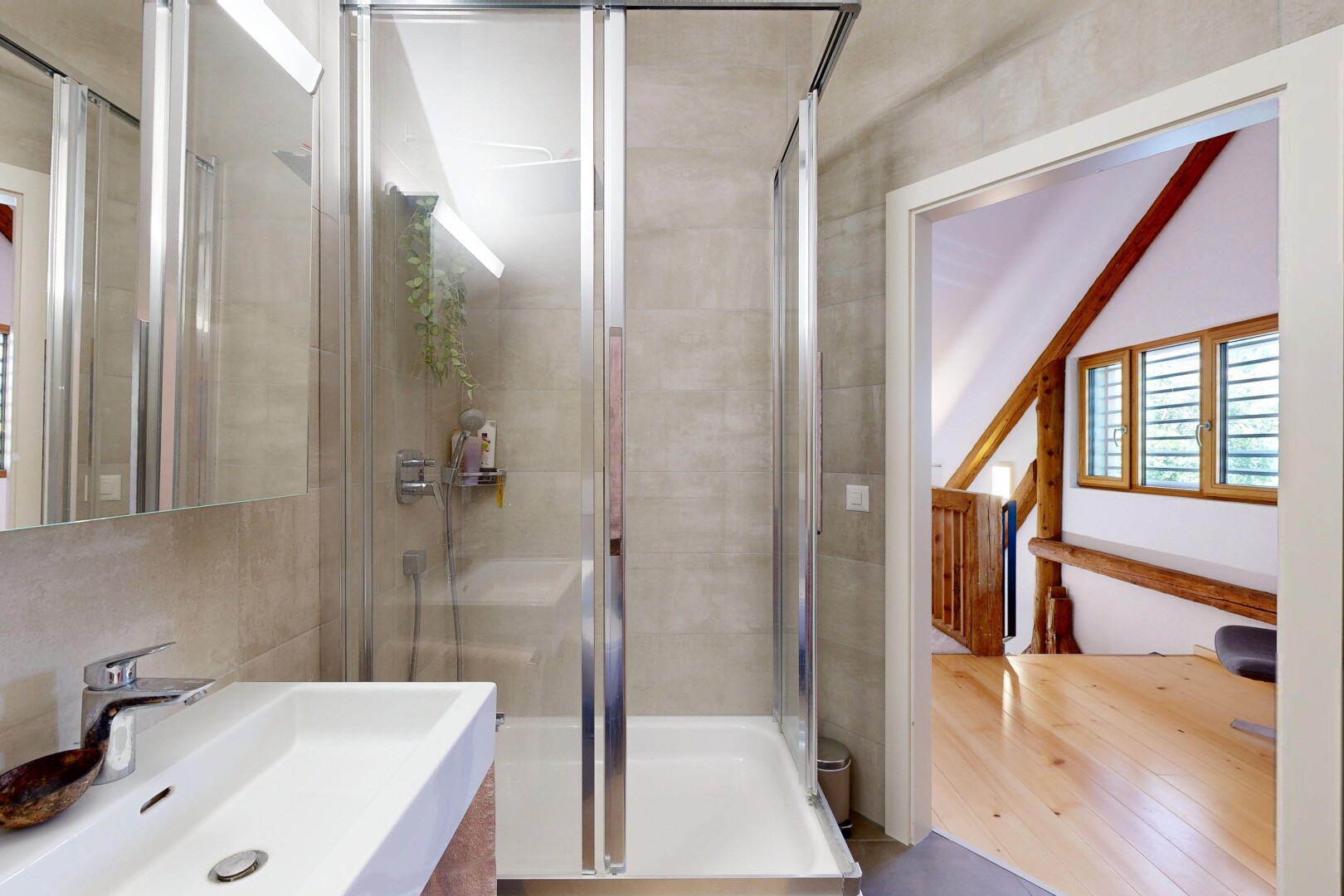 salle de bains avec évier, salle de bain complète, douche, miroir, et inside property