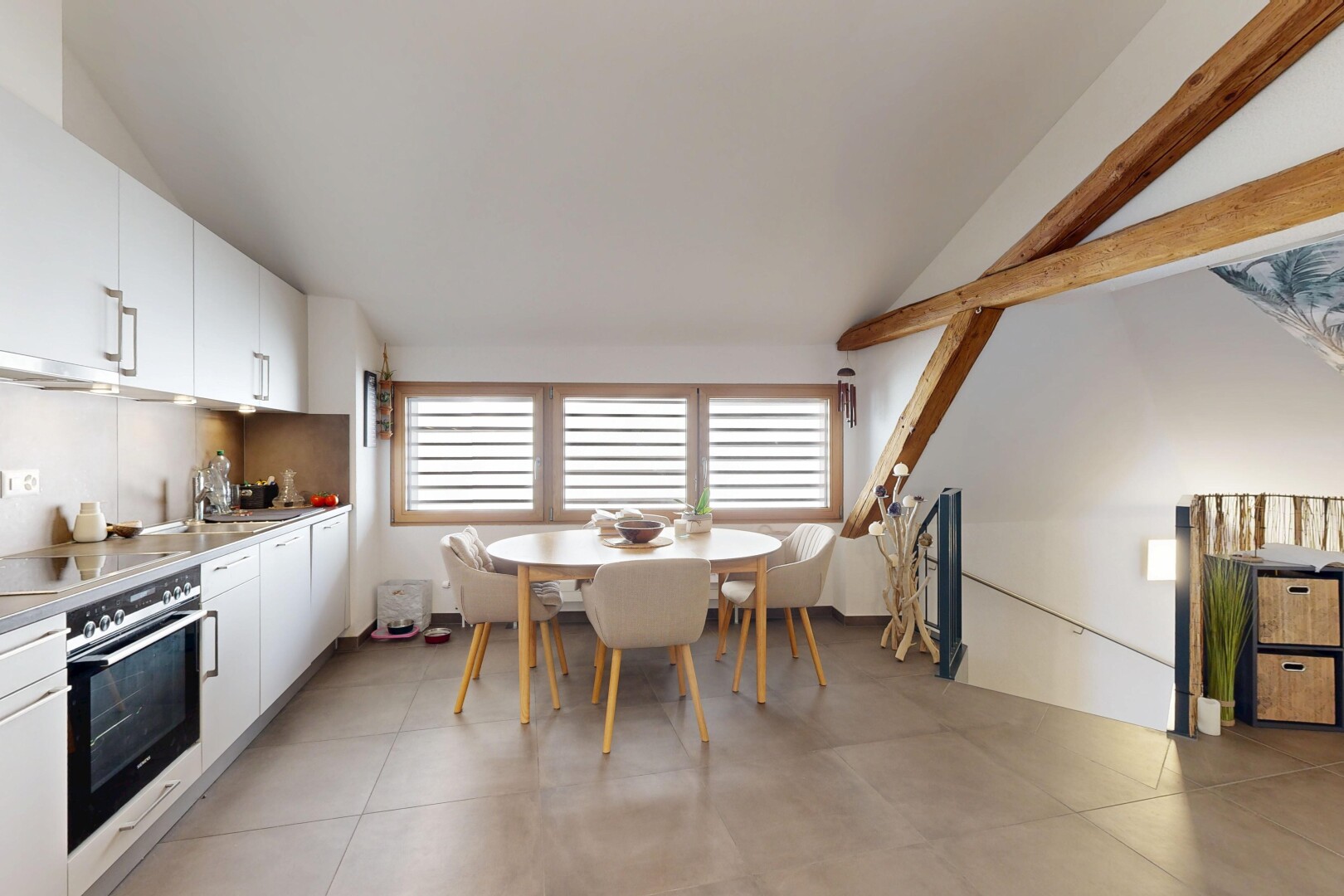 cuisine avec four, plans de travail, light countertops, armoires blanches, et white cabinets