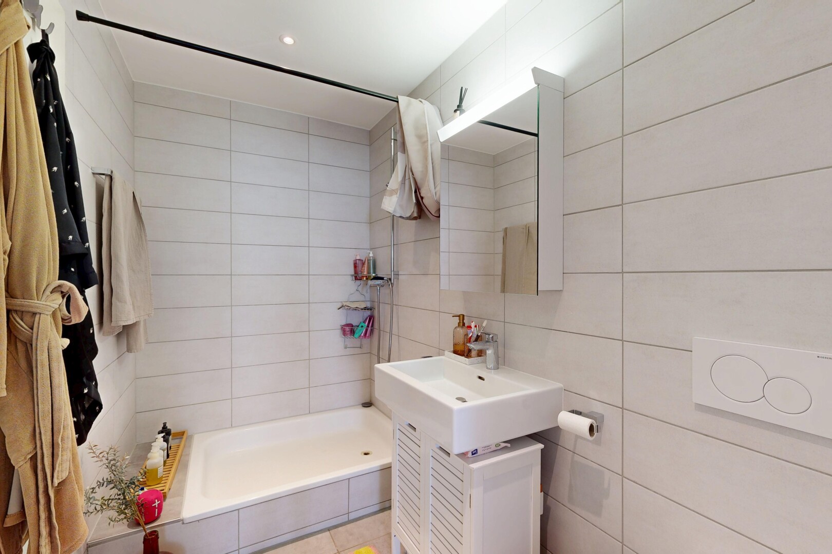salle de bains avec mur en carrelage, tile wall, salle de bain complète, douche, et miroir