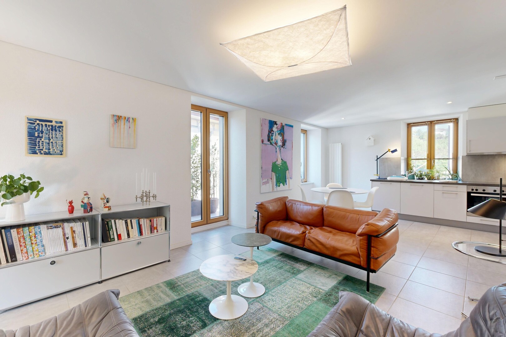 salon avec drywall, cloison sèche, light floor, et inside property