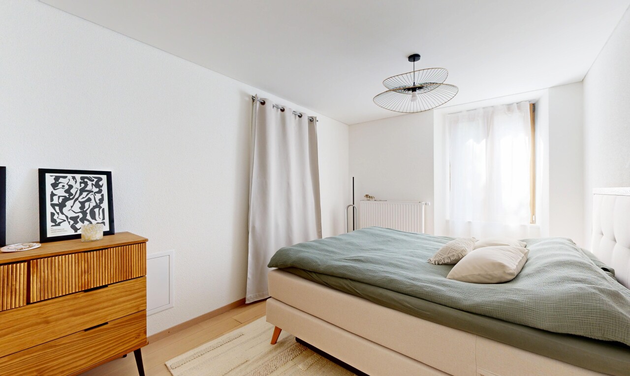 chambre avec cloison sèche, drywall, inside property, radiateur, et light floor