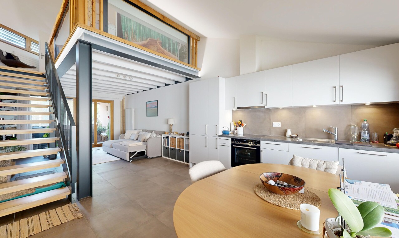 cuisine avec escaliers, white cabinets, armoires blanches, four, et vaulted ceiling