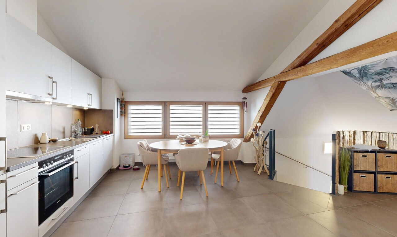 cuisine avec four, plans de travail, light countertops, armoires blanches, et white cabinets