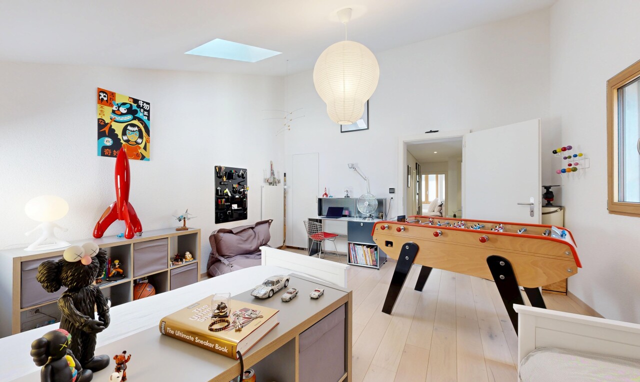 salon avec plafond haut, high ceiling, espace bureau, cloison sèche, et drywall