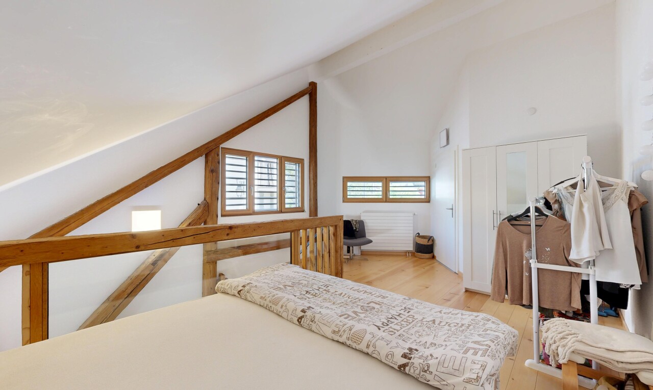 chambre avec plafond voûté, vaulted ceiling, plafond haut, high ceiling, et plafond à poutres