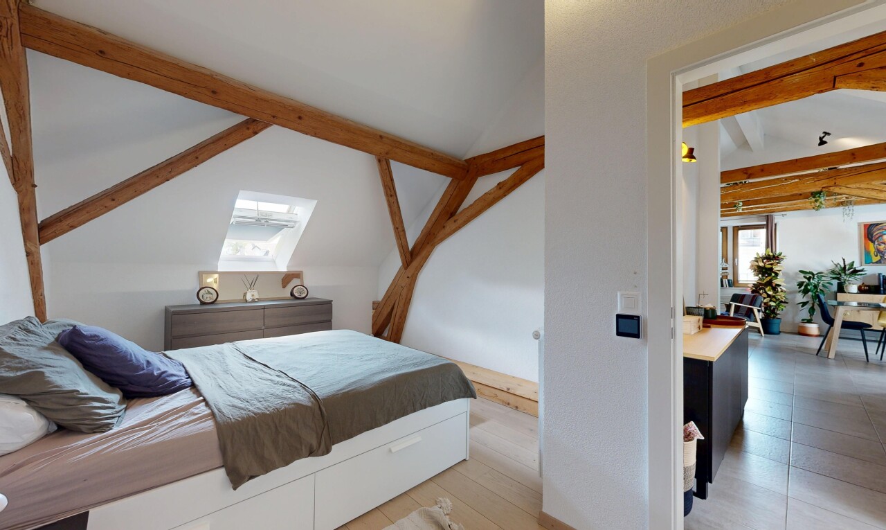 chambre avec puits de lumière, beamed ceiling, plafond à poutres, vaulted ceiling, et plafond voûté