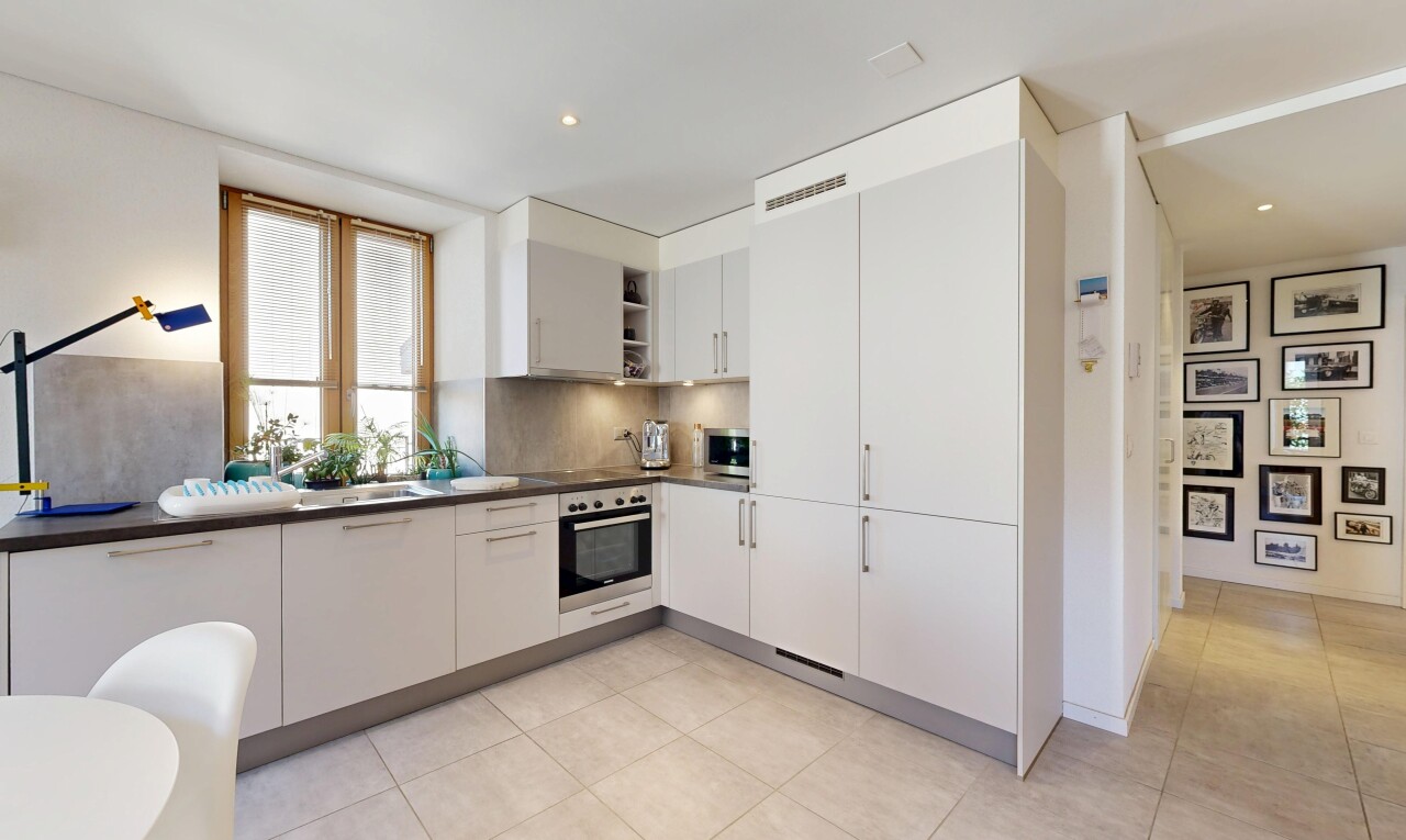 cuisine avec plans de travail, dark countertops, light floor, four, et armoires blanches