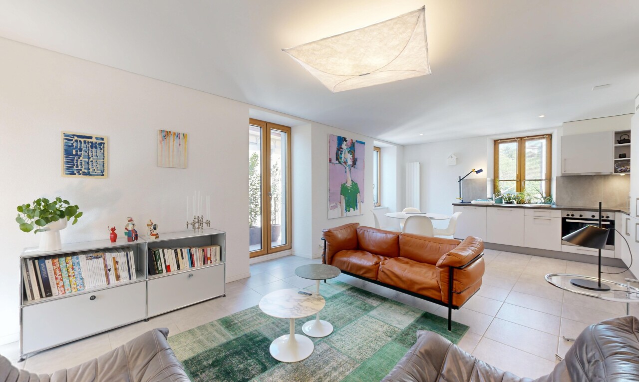 salon avec drywall, cloison sèche, light floor, et inside property