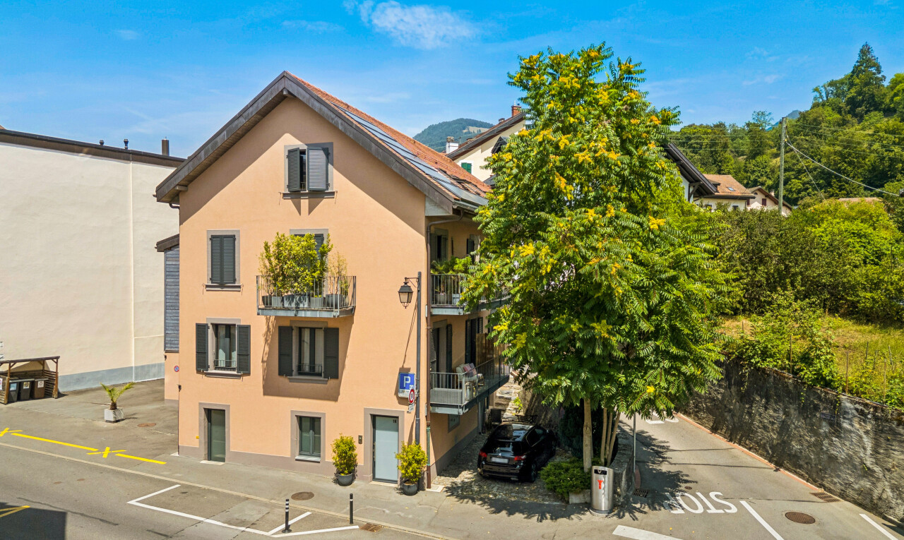 façade avec drone view, bardage en stuc, day time, et apartment complex view