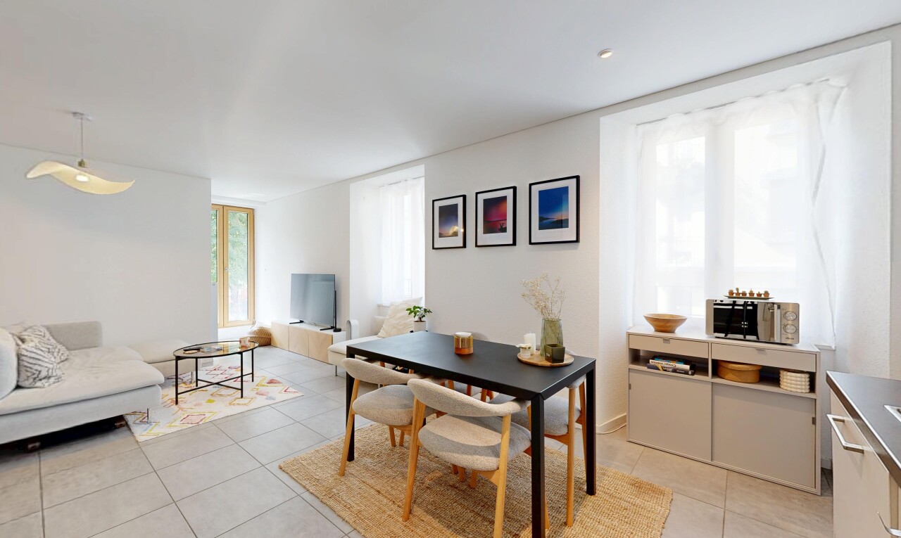 salon / salle à manger avec cloison sèche, drywall, lumière naturelle, télévision, et éclairage suspendu
