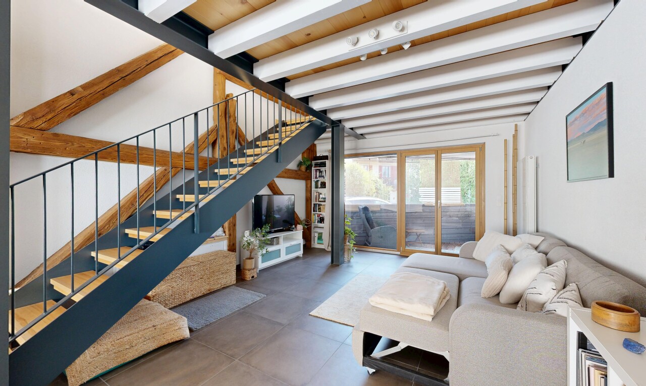 escaliers avec beamed ceiling, plafond à poutres, escaliers, drywall, et cloison sèche