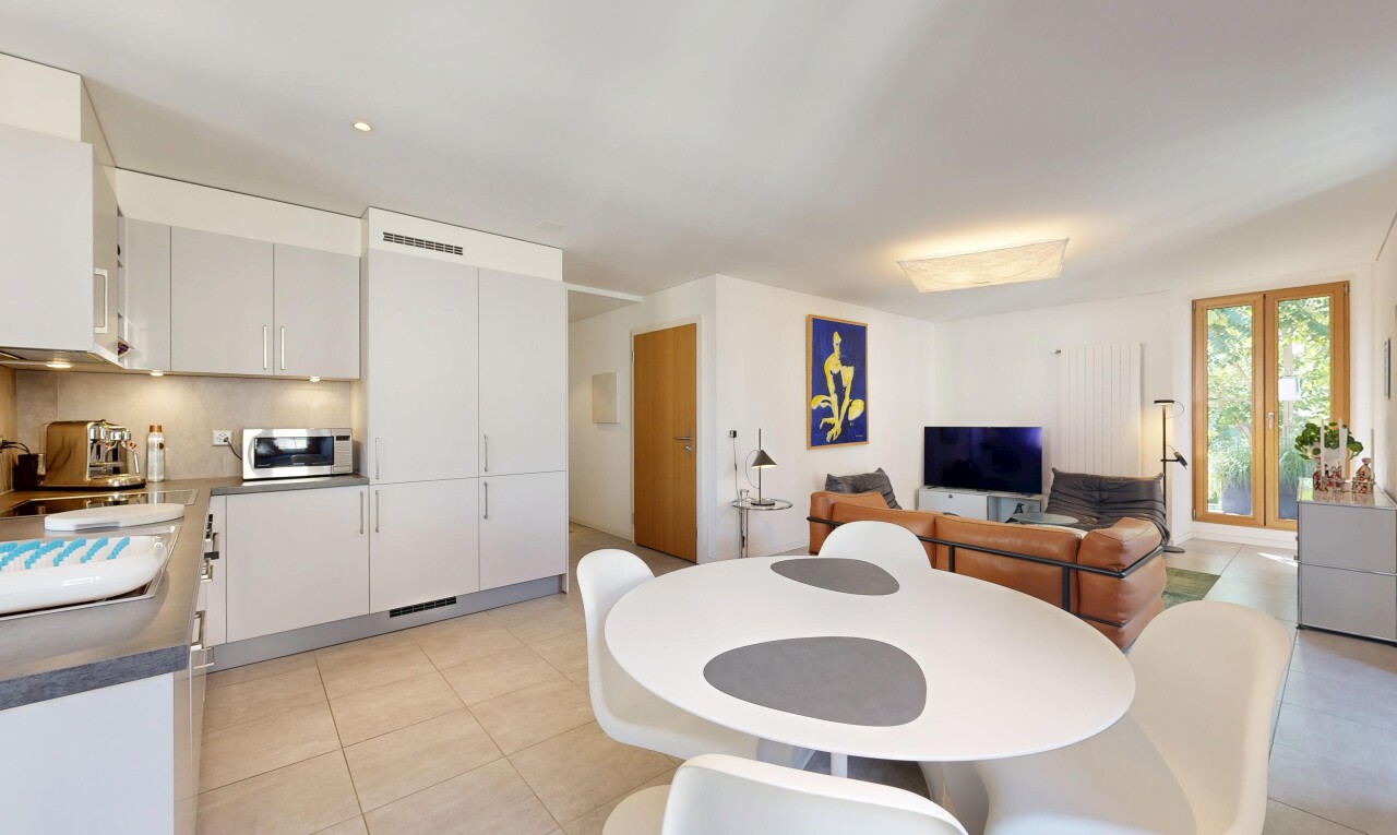 salon / salle à manger avec light floor, télévision, cloison sèche, drywall, et sol en carrelage