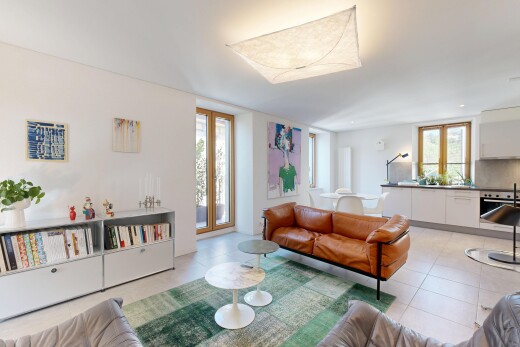 salon avec drywall, cloison sèche, light floor, et inside property