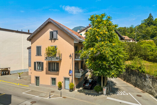 façade avec drone view, bardage en stuc, day time, et apartment complex view