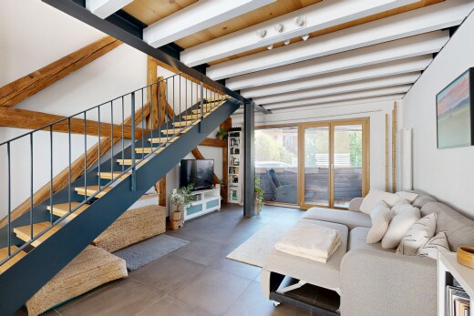 escaliers avec beamed ceiling, plafond à poutres, escaliers, drywall, et cloison sèche