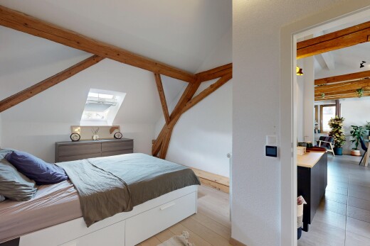 chambre avec puits de lumière, beamed ceiling, plafond à poutres, vaulted ceiling, et plafond voûté