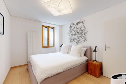 chambre avec radiateur, cloison sèche, drywall, sol en finition bois, et wood finish floor