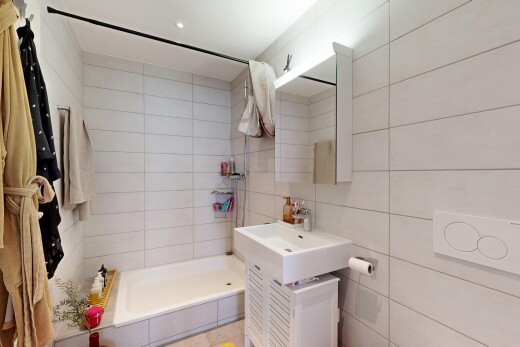 salle de bains avec mur en carrelage, tile wall, salle de bain complète, douche, et miroir