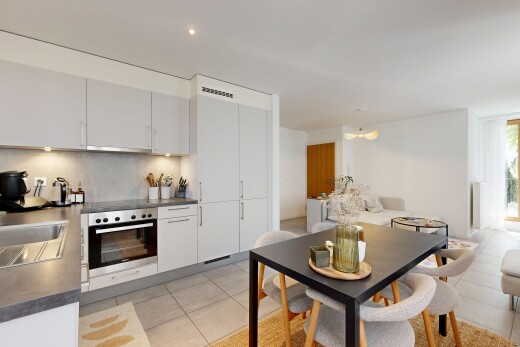 cuisine avec light floor, white cabinets, armoires blanches, four, et dark countertops