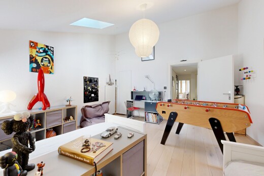 salon avec plafond haut, high ceiling, espace bureau, cloison sèche, et drywall