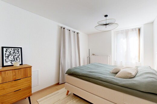chambre avec cloison sèche, drywall, inside property, radiateur, et light floor