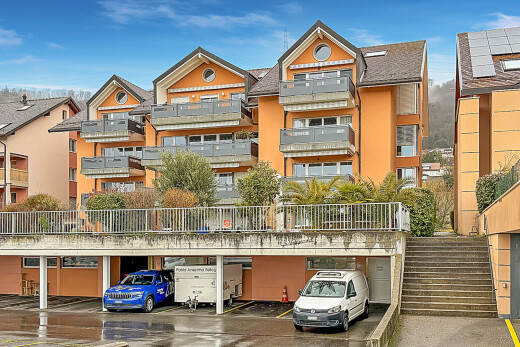 extérieur du bâtiment avec day time, escaliers, et parking