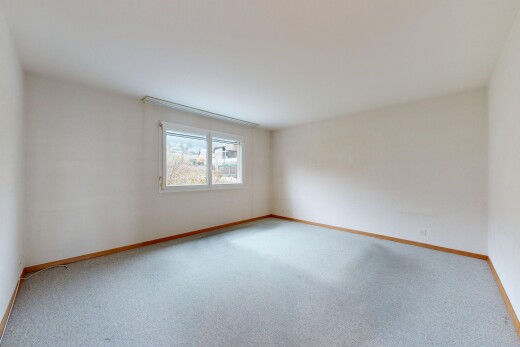 pièce vide avec carpet, moquette, natural light, lumière naturelle, et inside property