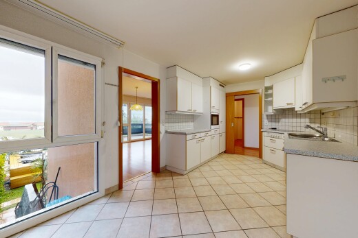cuisine avec white cabinets, armoires blanches, light floor, inside property, et light countertops