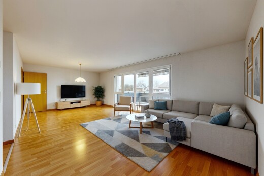 salon avec sol en finition bois, wood finish floor, inside property, cloison sèche, et drywall