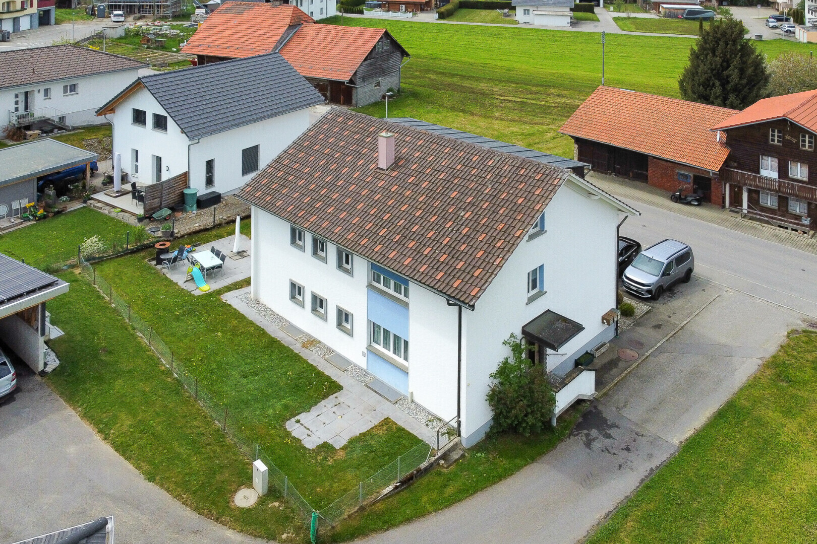 façade avec drone view, pelouse, bardage en stuc, clôture, et residential view