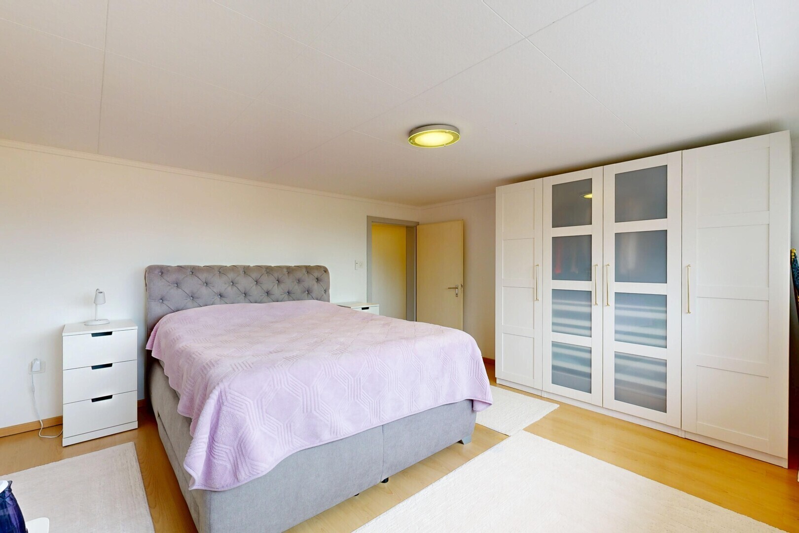 chambre avec sol en finition bois, wood finish floor, inside property, cloison sèche, et drywall
