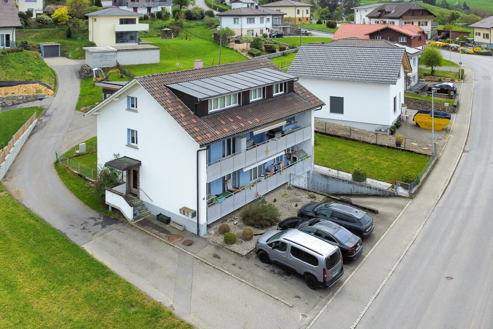 façade avec pelouse, drone view, bardage en stuc, residential view, et vue résidentielle