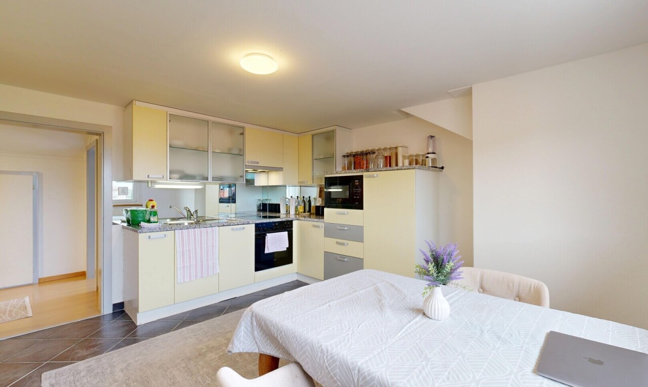cuisine avec four, inside property, light countertops, plans de travail, et drywall
