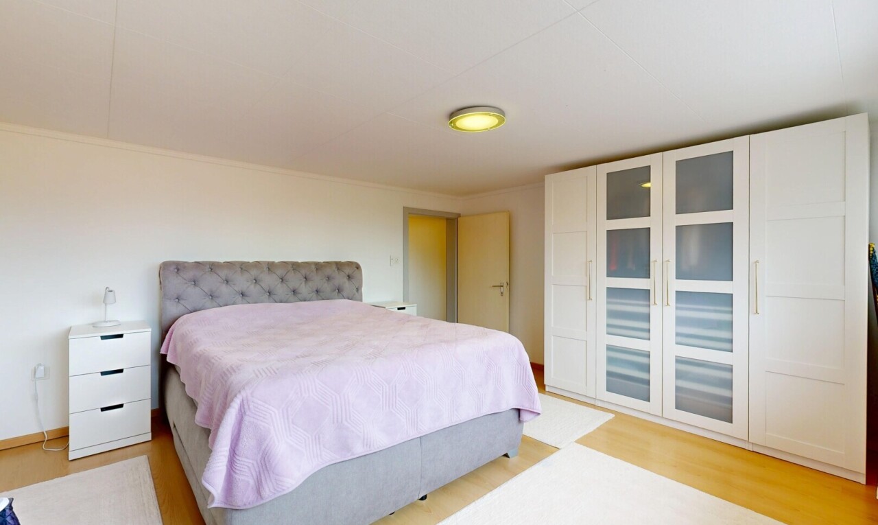 chambre avec sol en finition bois, wood finish floor, inside property, cloison sèche, et drywall