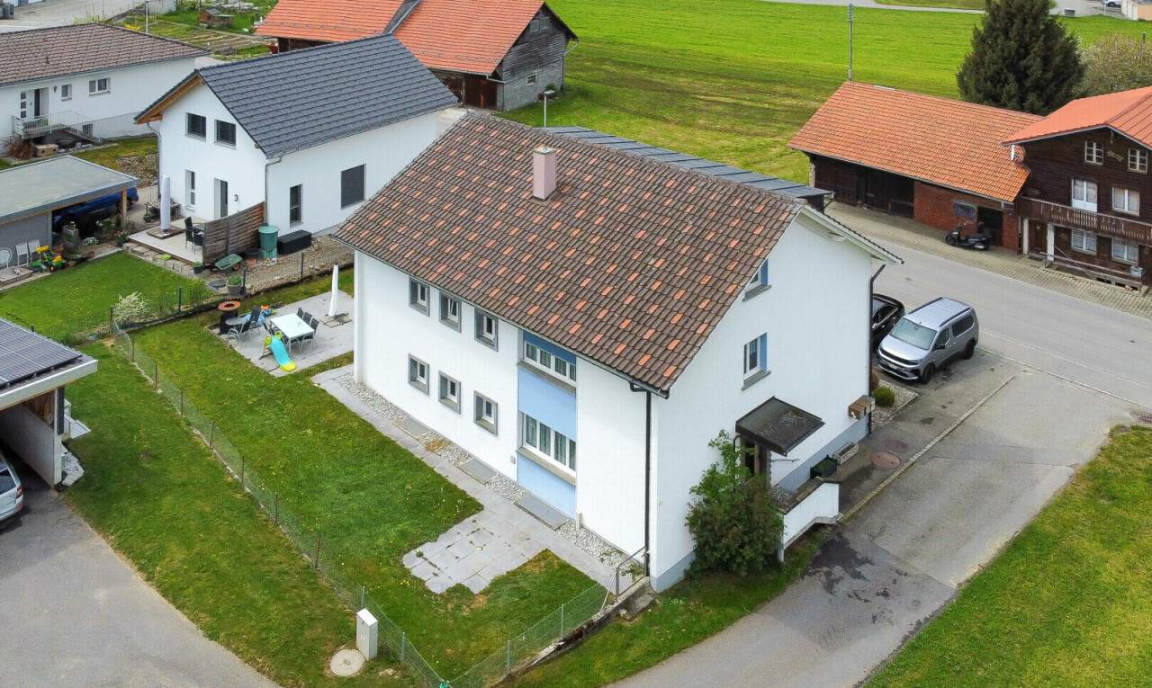 façade avec drone view, pelouse, bardage en stuc, clôture, et residential view
