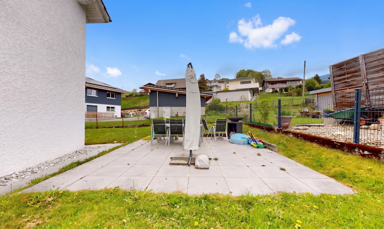 terrasse avec clôture, coin repas extérieur, terrasse, day time, et pelouse