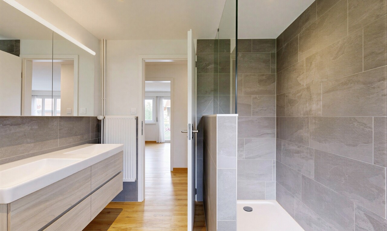 salle de bains avec douche, salle de bain complète, lavabo (ou coiffeuse selon le contexte), sol en finition bois, et wood finish floor
