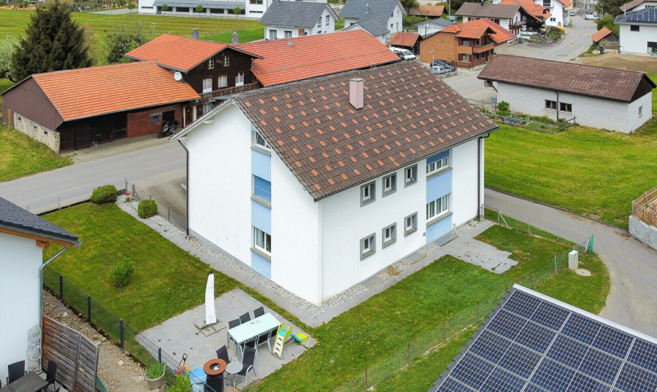 façade avec bardage en stuc, pelouse, drone view, vue résidentielle, et residential view