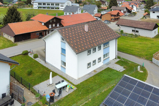 façade avec bardage en stuc, pelouse, drone view, vue résidentielle, et residential view