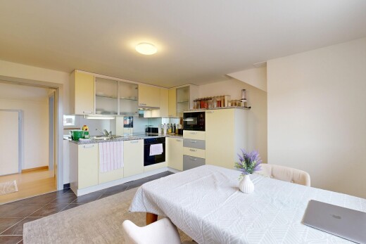 cuisine avec four, inside property, light countertops, plans de travail, et drywall