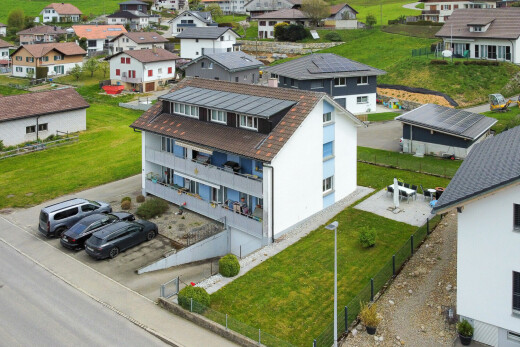 extérieur du bâtiment avec clôture, residential view, vue résidentielle, et drone view