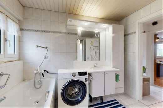 buanderie avec lumière naturelle, natural light, mur en carrelage, tile wall, et lave-linge et sèche-linge