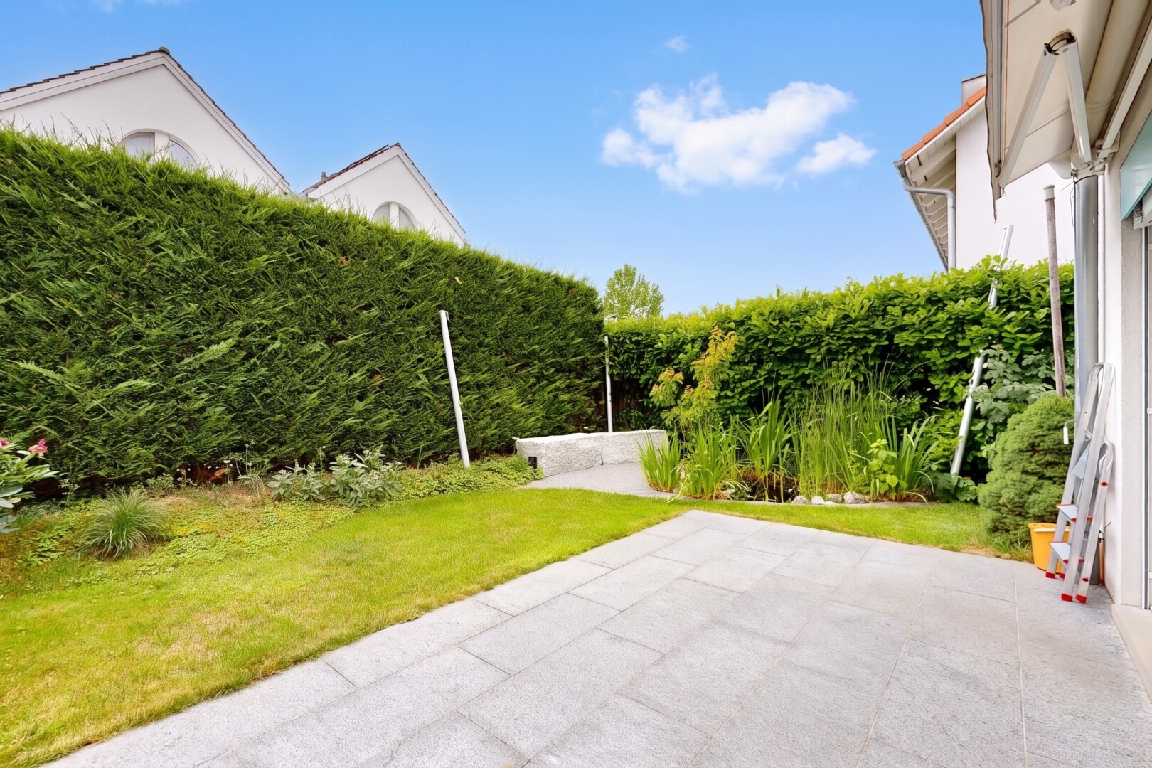 garten mit rasen, day time, und from property
